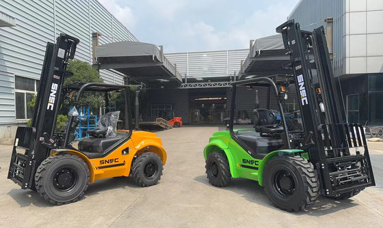 3000 kg-5000 kg 4WD wózki widłowe na terenie nierównym