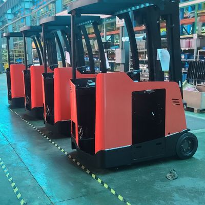 3 koła stoją na elektrycznym wózku widłowym 1600 kg 1800 kg 2000 kg
