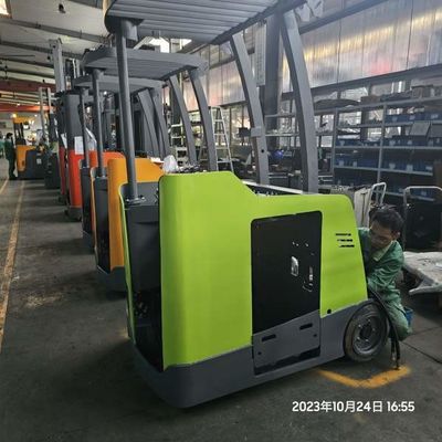 3 koła stoją na elektrycznym wózku widłowym 1600 kg 1800 kg 2000 kg